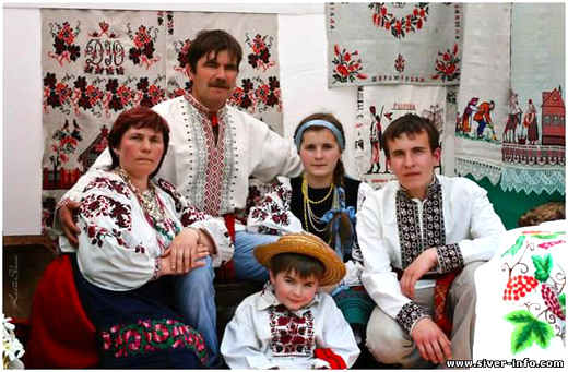 Українська родина у вишиванках
