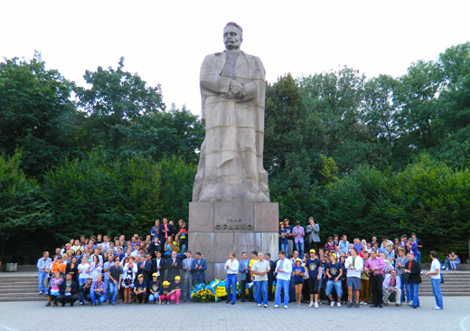 Спільне фото учасників форуму біля пам'ятника І. Франку